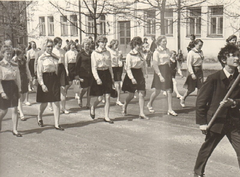 foto, pioneeriorganisatsiooni 50. aastapäevale pühendatud paraad Paides 1972.a.