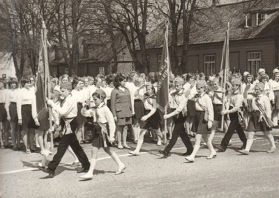 foto, Paide rajooni pioneeriorganisatsiooni 50. aastapäeva pidulik koondus Paides 20.05.1972.a.  similar photo