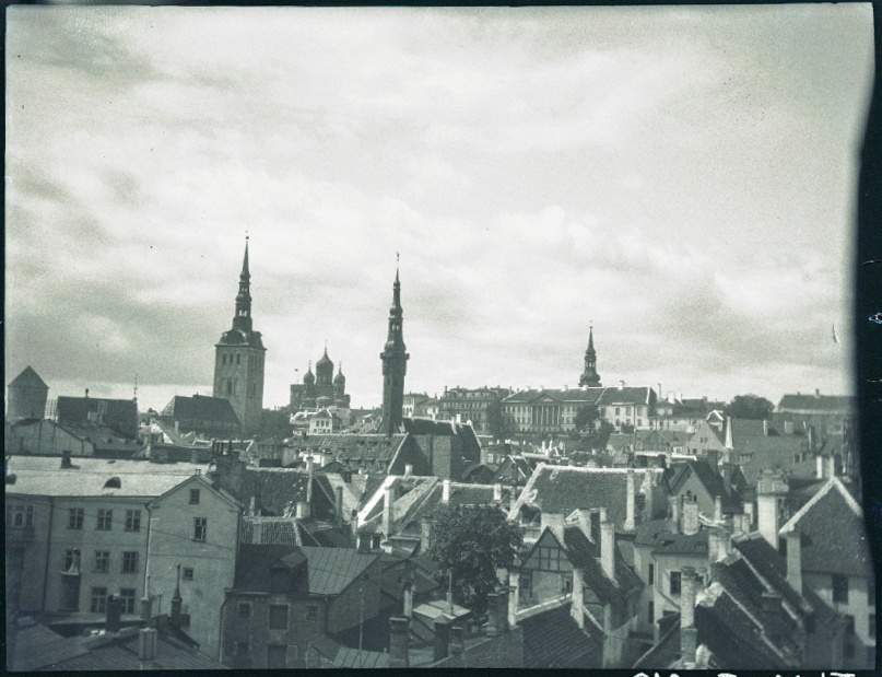 Tallinn, vaade ida poole, taga Toompea, keskel Niguliste ja Raekoja tornid.