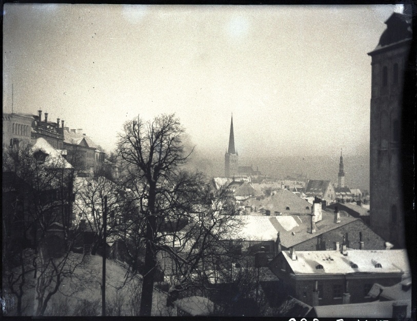 Tallinn, vaade vanalinnale kirde suunas, paremal Niguliste kiriku torn, taga Oleviste ja Pühavaimu kiriku tornid, vasakul Toompea.