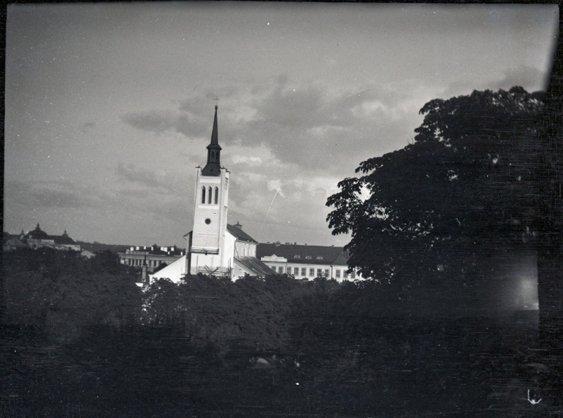 Tallinn, Jaani kirik, vaade Harjuvärava mäelt.