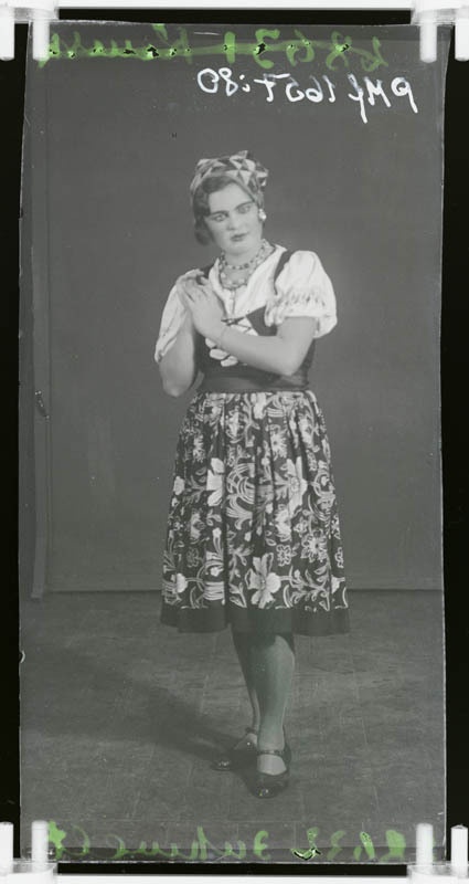 klaasnegatiiv, Elsa Juhvelt,  täisportree, Paide 1930-ndad a.