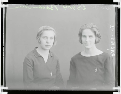 klaasnegatiiv, Bachmann, 2 tütarlapse rinnaportreed, Paide 1930-ndad a.  similar photo