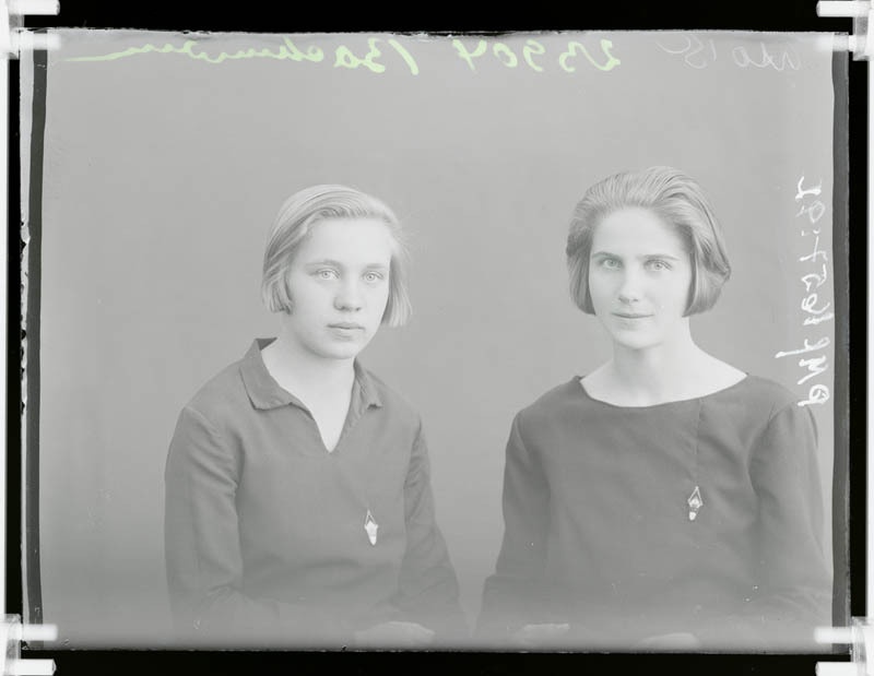 klaasnegatiiv, Bachmann, 2 tütarlapse rinnaportreed, Paide 1930-ndad a.