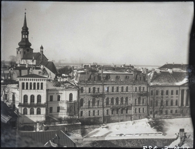 Tallinn, vaade Toompeale kagu poolt, esiplaanil Kohtu tänav 4, 6 ja 8 fassaadid Pika jala poole, taga Toomkirik.