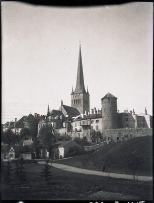 Tallinn, vaade Väike Rannavärava rajoonile idast, keskel Oleviste kirik.  duplicate photo