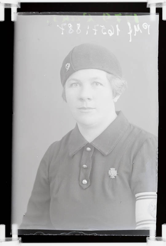 klaasnegatiiv, Laks, naise rinnaportree, Paide 1930-ndad a.