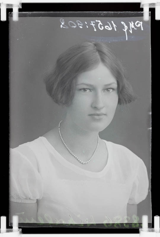 klaasnegatiiv ja foto, Hilja Vihalem, rinnaportree, Paide 1930-ndad a.