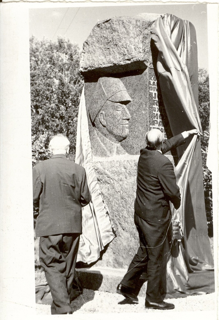 foto, Johannes Raudmetsa mälestuskivi avamine   1975.a.