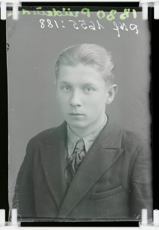 klaasnegatiiv, Priidemann, noormehe rinnaportree, Paide 1930-ndad a.
