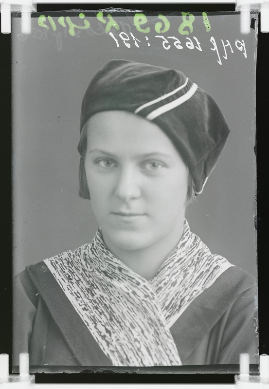 klaasnegatiiv, Lipp, tütarlapse rinnaportree, Paide 1930-ndad a.