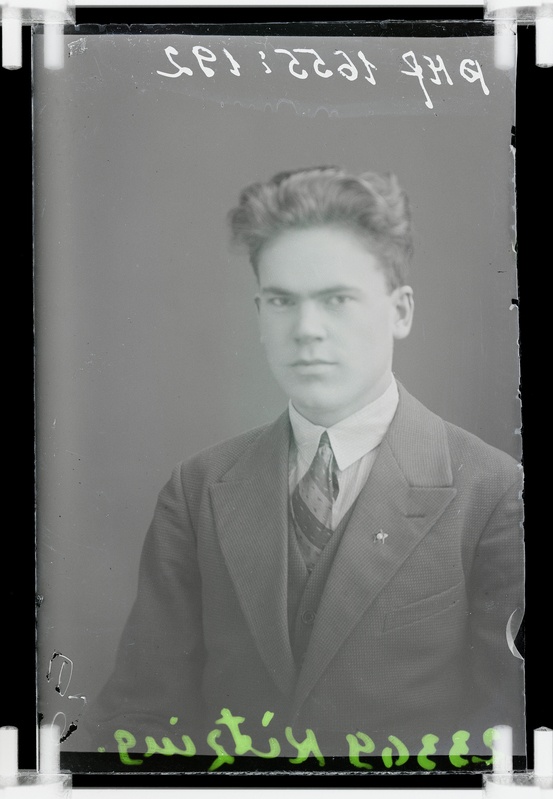 klaasnegatiiv, Kitzing, noormehe rinnaportree, Paide 1930-ndad a.