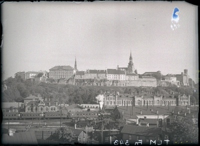 Tallinn, Toompea loode poolt, esiplaanil Balti jaam.  duplicate photo