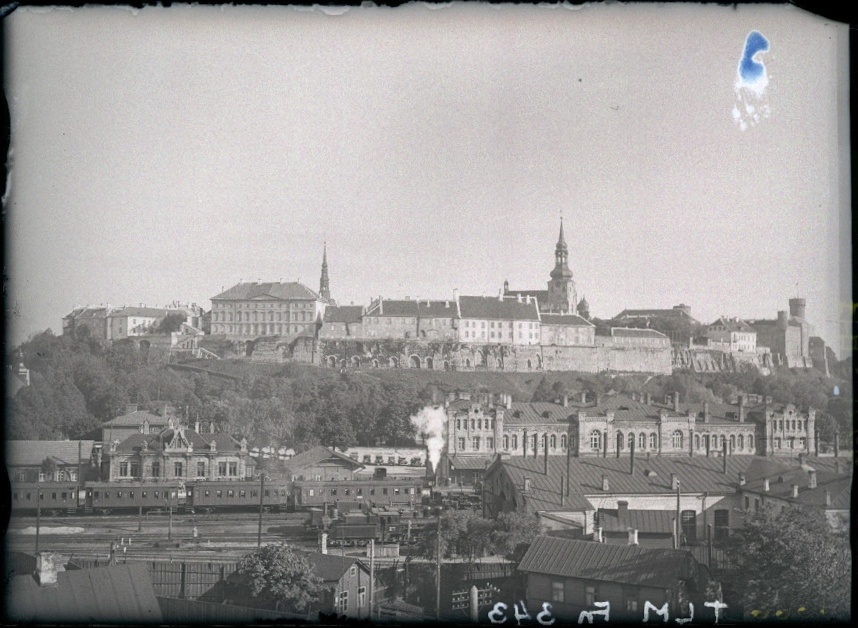 Tallinn, Toompea loode poolt, esiplaanil Balti jaam.