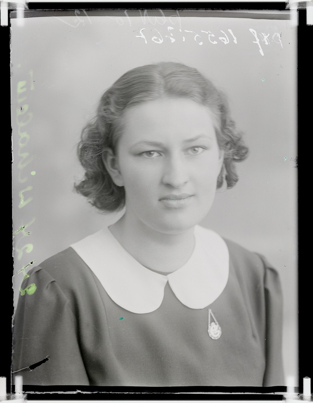 klaasnegatiiv, Hilja Vihalem, koolivormi ja lõpumärgiga tütarlapse rinnaportree, Paide 1930-ndad a.