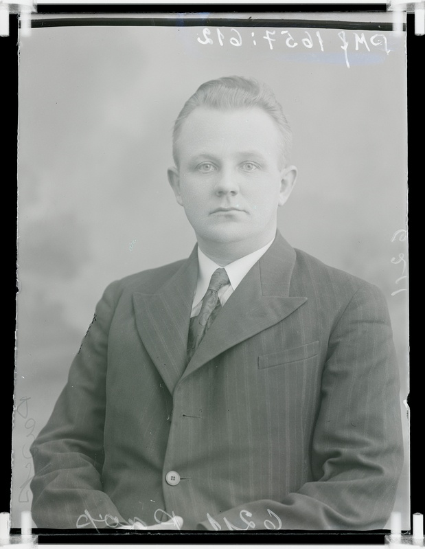 klaasnegatiiv, Paap, noormehe poolportree, Paide 1930-ndad a.