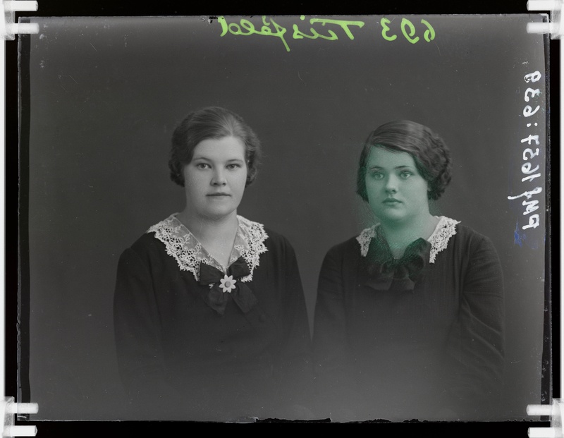 klaasnegatiiv, Tiisfeld, 2 naise rinnaportreed, Paide 1930-ndad a.