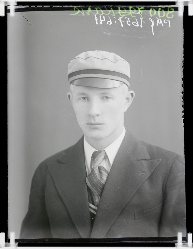 klaasnegatiiv, Kask, noormehe rinnaportree, Paide 1930-ndad a.