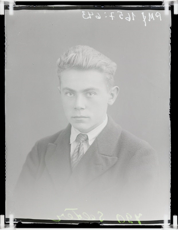 klaasnegatiiv, Selter, noormehe rinnaportree, Paide 1930-ndad a.
