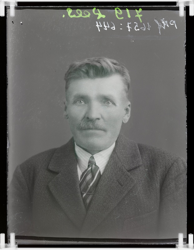 klaasnegatiiv, Lees, mehe rinnaportree, Paide 1930-ndad a.
