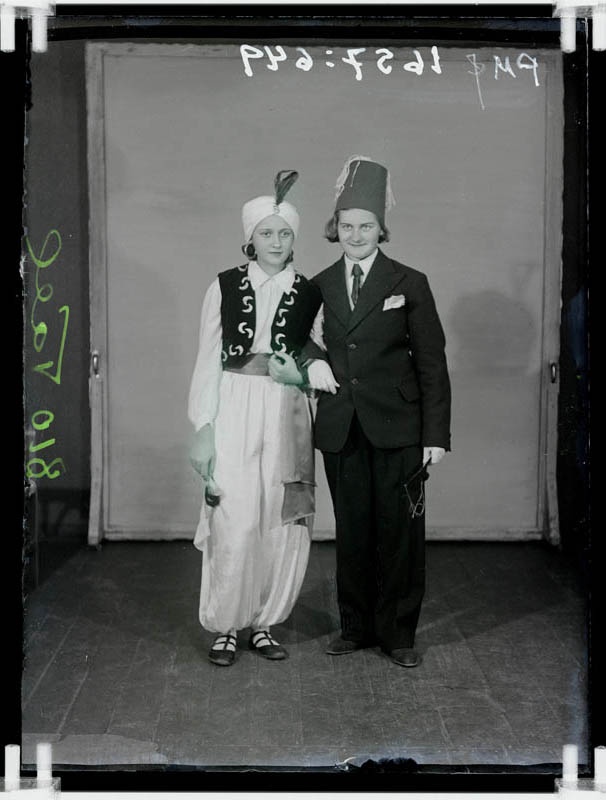 klaasnegatiiv, Tael, mees ja naine maskikostüümides, Paide 1930-ndad a.