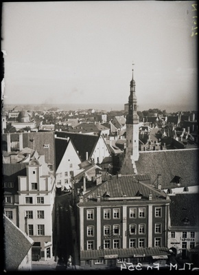 Tallinn, vaade Mündi tänavale ja Pühavaimu kirikule Raekoja platsilt.  duplicate photo