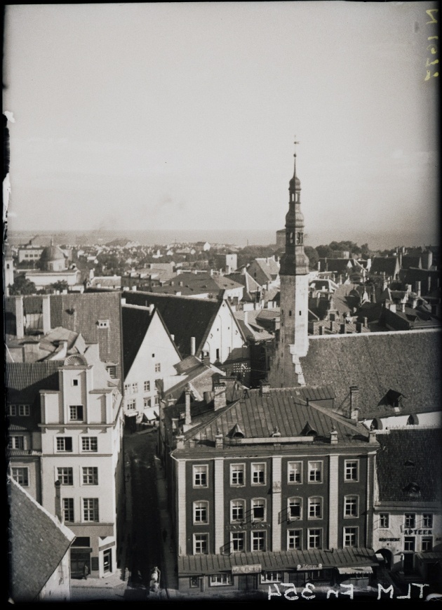 Tallinn, vaade Mündi tänavale ja Pühavaimu kirikule Raekoja platsilt.