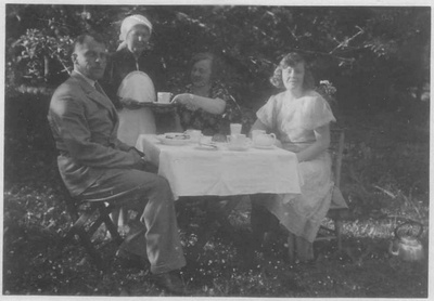 Mari Norviit teenib vabrikumeistri peret  similar photo