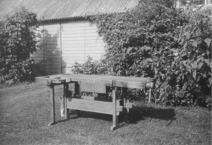 Puutööpink (kruupink, valmistanud Johannes Pärnsalu) Laukal Tõnismaade pere õuel