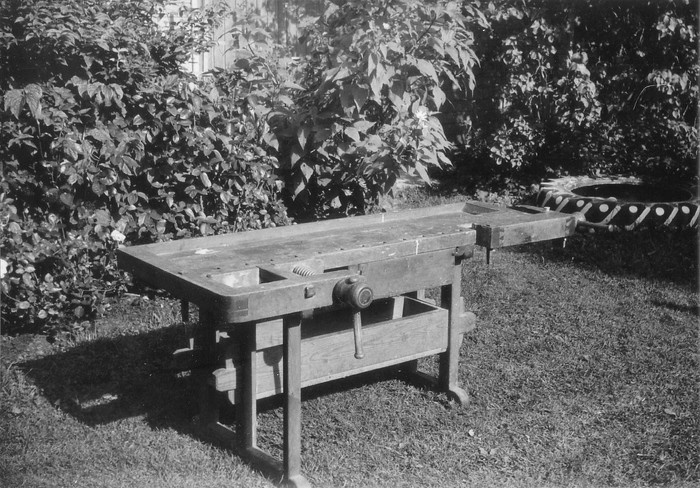 Puutööpink (kruupink, valmistanud Johannes Pärnsalu) Laukal Tõnismaade pere õuel