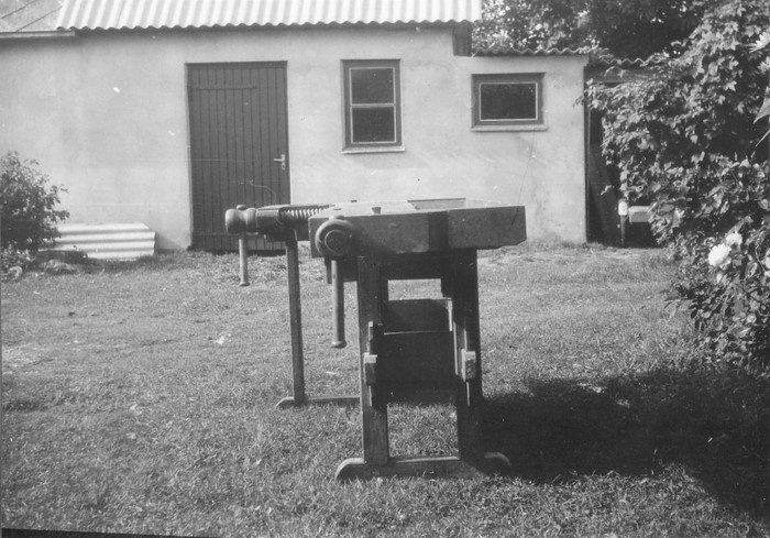 Puutööpink (kruupink, valmistanud Johannes Pärnsalu) Laukal Tõnismaade pere õuel