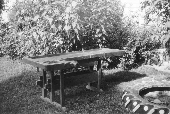 Puutööpink (kruupink, valmistanud Johannes Pärnsalu) Laukal Tõnismaade pere õuel