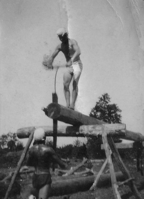 A.Laikmaa õpilased Taeblas palke saagimas