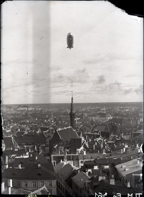 Tsepeliin Graf Zeppelin Tallinna Raekoja kohal - vaade Toompealt vanalinnale ida suunas  similar photo