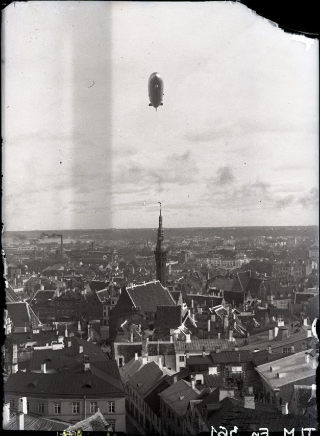Tsepeliin Graf Zeppelin Tallinna Raekoja kohal - vaade Toompealt vanalinnale ida suunas