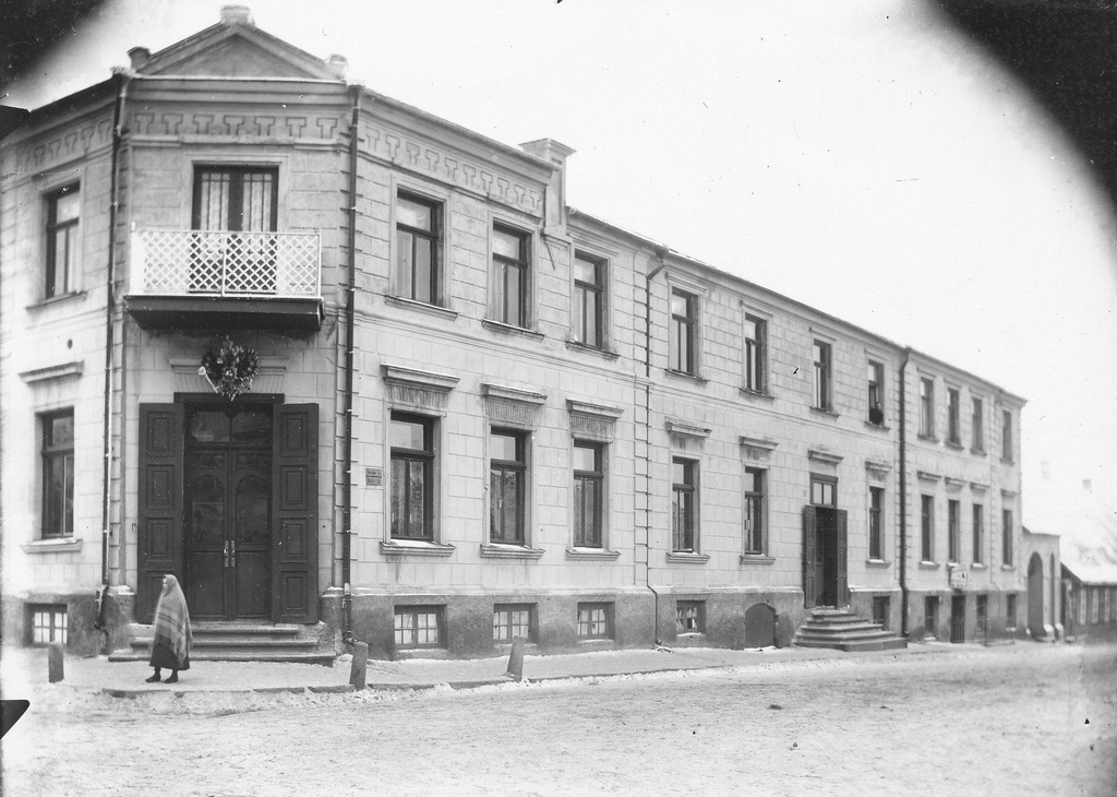 Photo. Building façades at the corner of Kreutzwald and Tartu Streets in 1915-1916, former pharmacy building