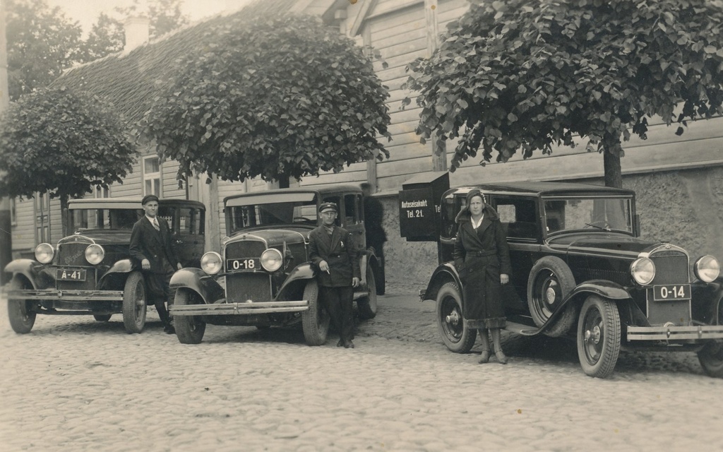Photo. Position of the first taxi cars in the city of Võru on the corner of Kreutzwald and Tartu Streets 01.07.1932.