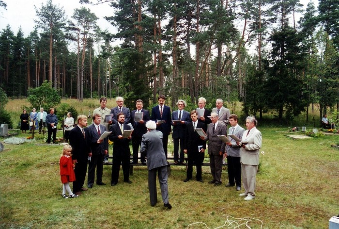 Kärdla Baptistikoguduse meeskoor Palade kalmistul