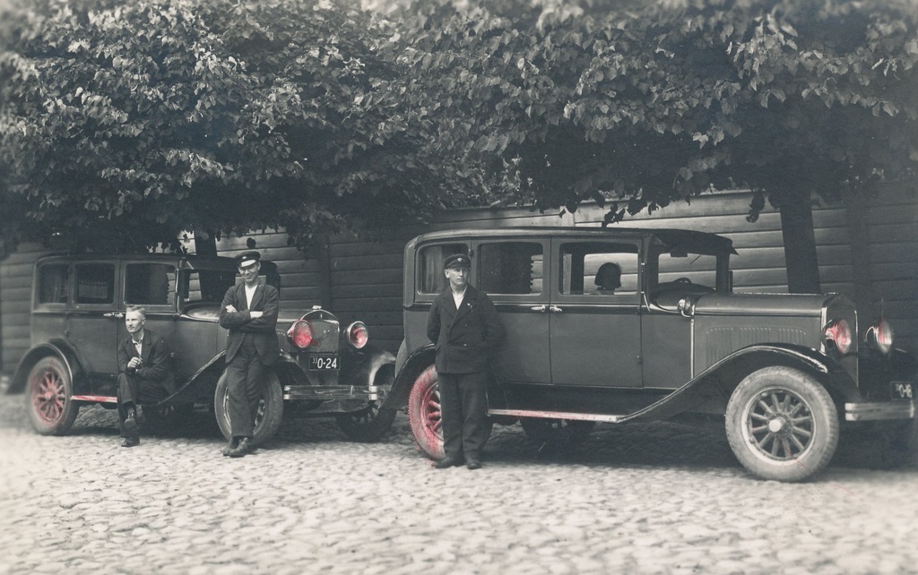 Photo.  At the corner of the streets of Võrus, Kreutzwald and Tartu, passenger cars "Ford" and "Sefrolett" .