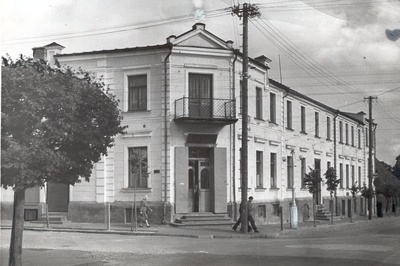 Photo. Võru. Pharmacy building Tartu and Kreutzwald tn. At the corner.  similar photo