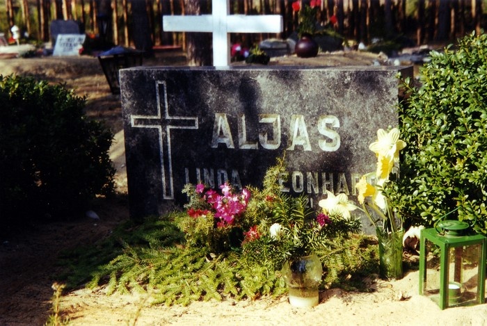 Hauakivi (Linda ja Leonhard Aljas) Kärdla  kalmistul