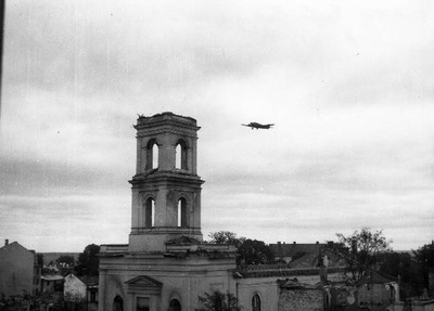 Tartu ruins: view of the window of the eye clinic (in the corner of Kuperjanov and Vallikraav). Behind the right house of the bell house of the Mary church. 
Tartu, 19.08.1941. Photo Ilja Pähn.  duplicate photo