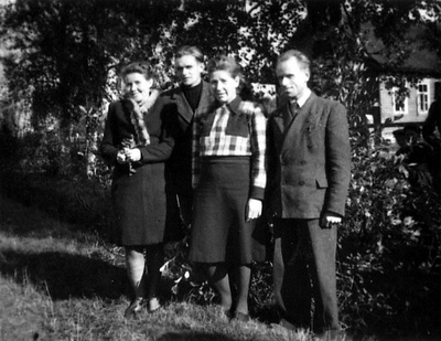 Õpetajad Jausa kooli õuel  similar photo