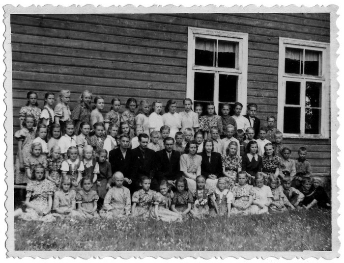 Grupifoto. Jausa koolipere 1952/53 õ.a.