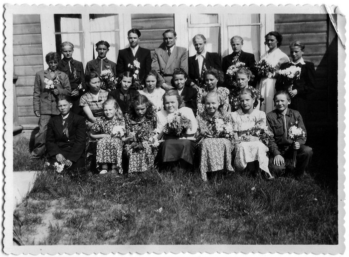 Grupifoto. Jausa kooli 1953/54 õ.a. lõpetajad koos õpetajatega