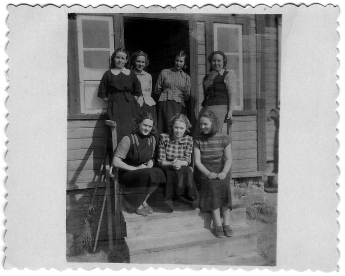 Jausa kooli õpetajad vana koolimaja trepil 1953/54 õ.a.