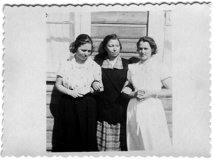 Kolm õpetajannat Jausa kooli ees 1953/54 õ.a.