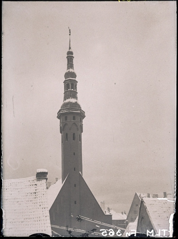 Tallinn, Raekoja torn kagu poolt.