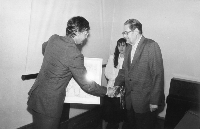 HKM-i 25.aastapäeva konverents 23.mail 1992.a. Tuuru saalis. U.Selirand tänab muuseumi esimest direktorit Volli Mäeumbaeda