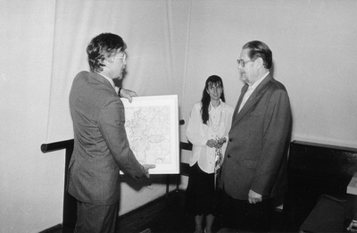 HKM-i 25.aastapäeva konverents 23.mail 1992.a. Tuuru saalis. U.Selirand tänab muuseumi esimest direktorit Volli Mäeumbaeda  similar photo